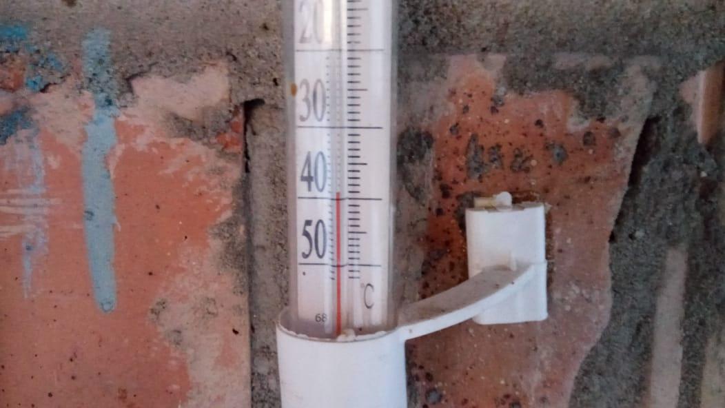 Фото Лютый мороз накрыл Новосибирск: жители завалили соцсети фотографиями термометров 4